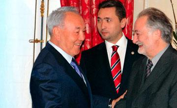 Noursoultan Nazarbaïev et Jacques Attali lors d'une rencontre à Paris en novembre 2012. Au milieu, le diplomate Jean Galiev