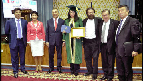 Marek Halter et la ministre Yasmina Benguigui, faite docteur honoris causa de l'université Abaï. Almaty, 17 septembre 2013.
