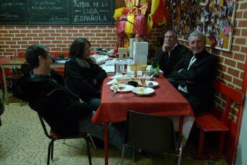 Des clients dans le bar du Hogar de los Espanoles.