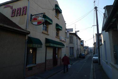 Un petit bar près de la station de RER desservant La Plaine.