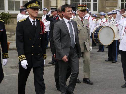 Manuel Valls installe le nouveau préfet de police de Paris, à sa droite, le 26 juin.
