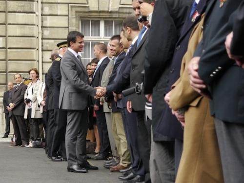Manuel Valls salue les responsables syndicaux policiers, le 26 juin, à Paris.