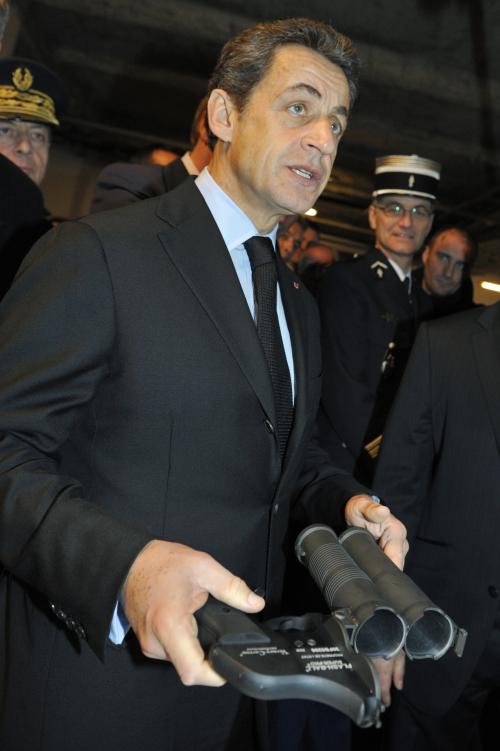 Nicolas Sarkozy avec un Flashball au commissariat d'Orléans, le 3 février 2011.