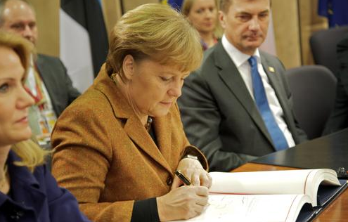 Angela Merkel signe le « pacte budgétaire » à Bruxelles.