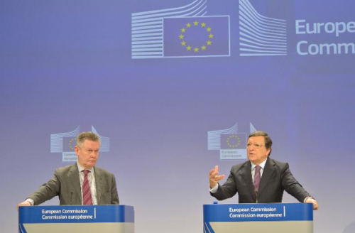 Karel de Gucht, commissaire au commerce, et José Manuel Barroso, président de la commission, le 13 février, à Bruxelles. © CE.