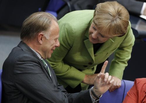Angela Merkel en aparté avec Jürgen Trittin, chef de file des Verts au Bundestag, en juin 2008. Angela Merkel en aparté avec Jürgen Trittin, chef de file des Verts au Bundestag, en juin 2008.