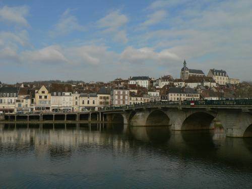 Joigny, 10.000 habitants au bord de l&#039;Yonne.