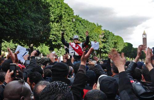 À Tunis, un policier gréviste harangue les manifestants