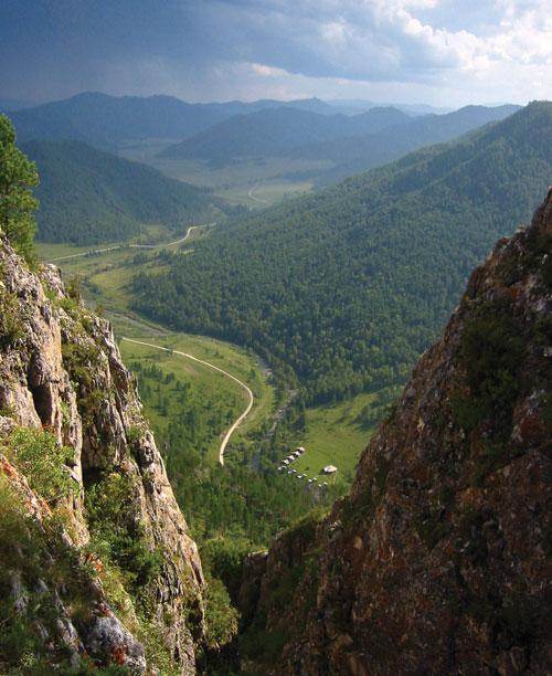 Le site de la grotte de Denisova, en Sibérie Le site de la grotte de Denisova, en Sibérie