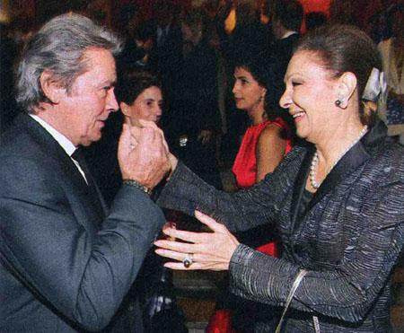 Alain Delon avec la Shahbanou Farah Pahlavi, au gala de l'Ifrad 2005