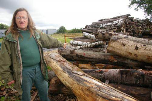 Le forestier Claude Ammerich est scandalisé par ces 20 hectares de bois qu'on a coupé pour le laisser pourrir.