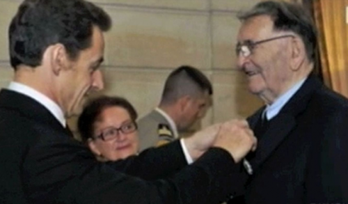 Sarkozy décore Edouard Leclerc