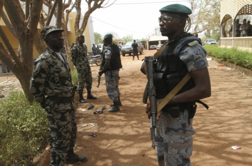 Militaires maliens dans la banlieue de Bamako, mars 2012 © Reuters