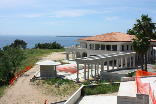 L'une des deux villas construites sur la zone déclassée © Mediapart
