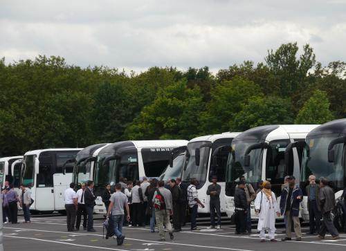Chaque jour, des bus véhiculent les salariés qui viennent de toute la région parisienne et même de Picardie