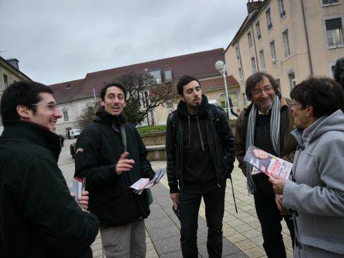 L'équipe de Gilles (deuxième à droite) devant la mairie