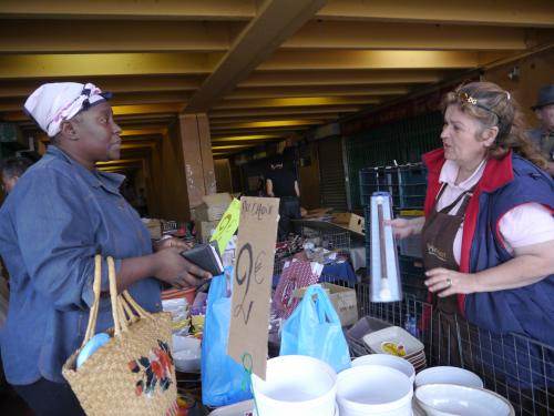 Yamina Merdjane, sur le marché des 3000 depuis trente ans et Titi, une habitante de la cité