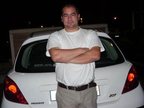 Abdel-Fatteh Hamzaoui devant sa Peugeot