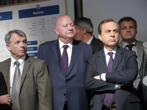 André Santini (au centre) le 6 mai 2012 au conseil général des Hauts-de-Seine