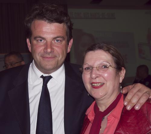 Thierry Solère pose avec une militante