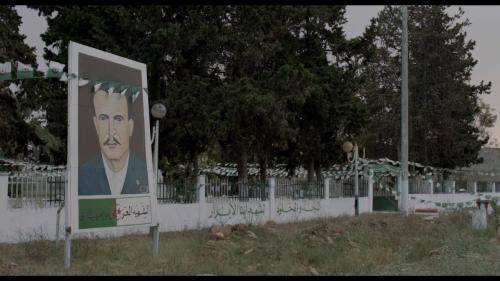 Portrait du héros de la Révolution algérienne Larbi Ben M'Hidi, devant le cimetière des moudjahidine du village d'El Hadi Portrait du héros de la Révolution algérienne Larbi Ben M'Hidi, devant le cimetière des moudjahidine du village d'El Hadi