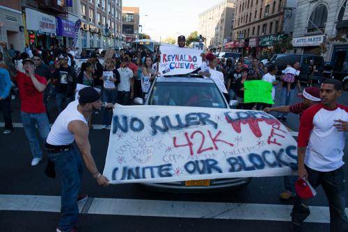 Manifestation dans le Bronx, organisée par Occupy après la mort de Reynaldo Cuevas, tué par la police.