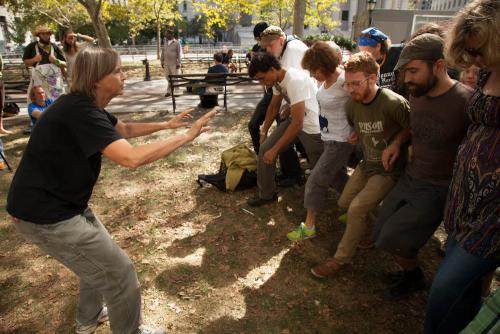 Lisa Fithian, activiste, « Professor Occupy » selon Mother Jones Magasine, organise la formation de manifestants.