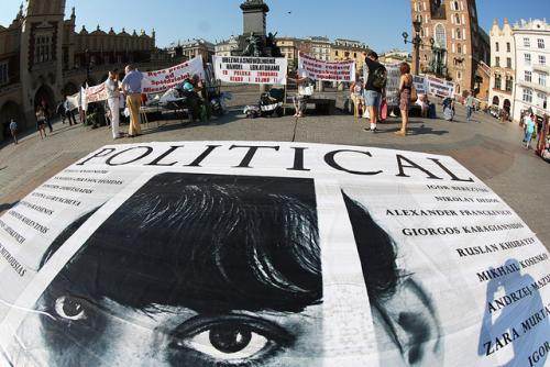 Cracovie, Pologne, juin 2012. Le groupe Voina organise une manifestation de soutien aux prisonniers politiques russes. 