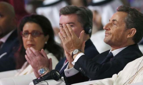 Nicolas Sarkozy, le 11 décembre, à une conférence de Doha, lorsqu&#039;il applaudit le président du Gabon, Ali Bongo.