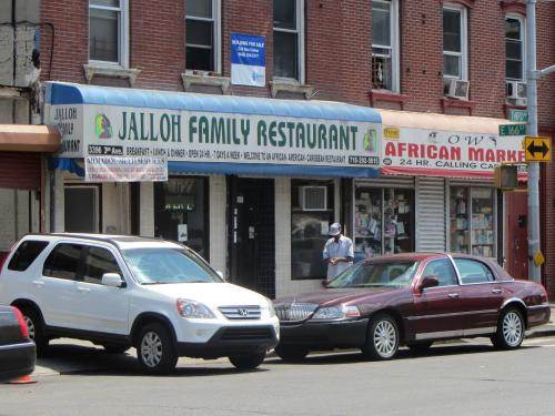 Au restaurant Jalloh/Diallo, homonyme de la famille de la femme de chambre.