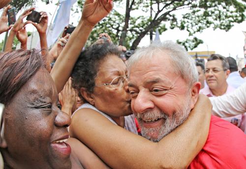 Lula mène campagne pour la réélection de Rousseff. Lula mène campagne pour la réélection de Rousseff.