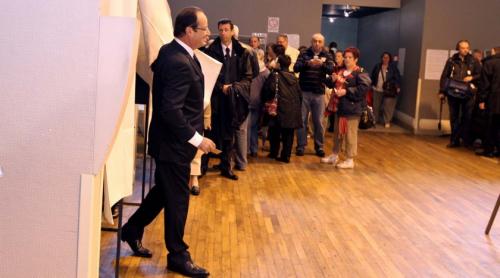 François Hollande votant à Tulle, dimanche.