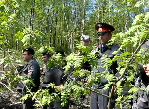La police empêche les manifestants de s'installer dans le forêt (le 11 mai).