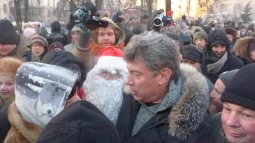 Parmi les personnalités, Boris Nemtsov, qui sera arrêté en fin de manifestation pendant quelques heures.