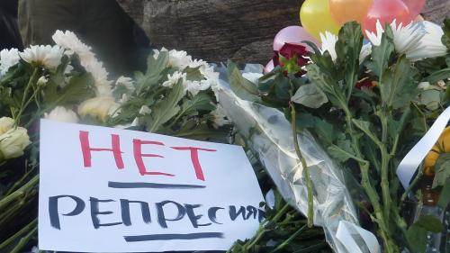 Au pied de la pierre des Solovki, commémorant les vctimes du Goulag, des dizaines de bouquets de fleurs.