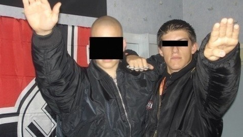 La photo d&#039;Alexandre Gabriac (à droite) faisant le salut nazi, qui a circulé en 2011.