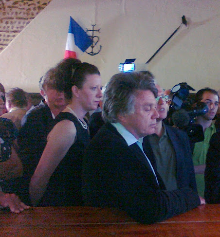 Gilbert Collard et Holly Harvey-Turchet, pendant la campagne législatives, en 2012.