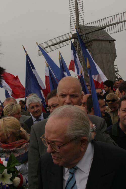 Philippe Péninque (cheveux blancs) avec Marine et Jean-Marie Le Pen, le 20 septembre 2006 à Valmy.