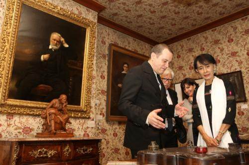 Aung San Suu Kyi à la maison de Victor Hugo lors de sa viste à Paris l'an dernier.