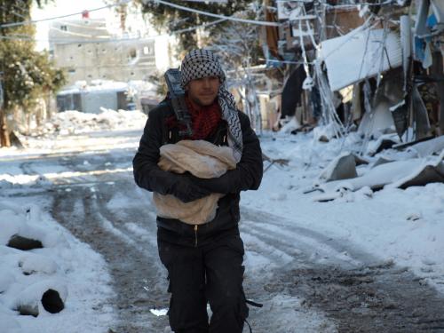 10/01/2013 - Darraya, un membre de l'armée libre syrienne transportant du pain
