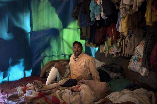 18 avril 2013. Dans la tente qui lui sert de domicile, un travailleur migrant blessé la veille. 18 avril 2013. Dans la tente qui lui sert de domicile, un travailleur migrant blessé la veille.