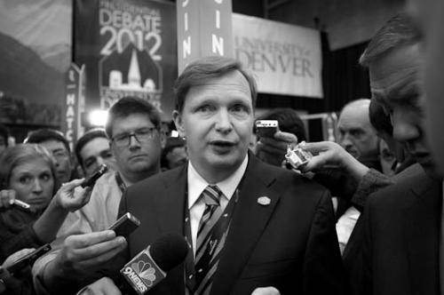 Jim Messina, directeur de la campagne d'Obama, répond aux questions des journalistes à l'issue du débat.