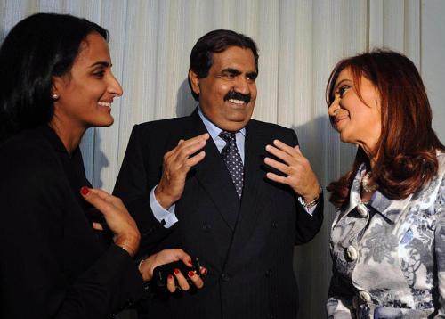 L'émir Khalifa al Thani, ici en conversation avec la présidente argentine Cristina Kirchner