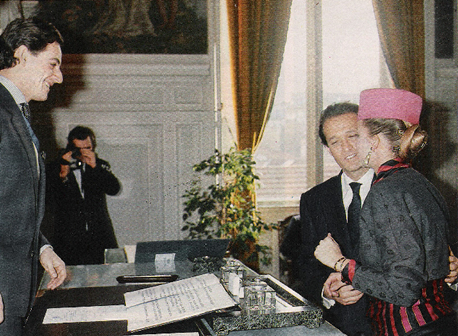 Nicolas Sarkozy mariant Hélène et Thierry Gaubert en 1988, à la mairie de Neuilly.