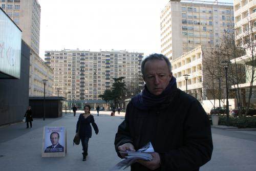 Un militant socialiste sur la dalle.