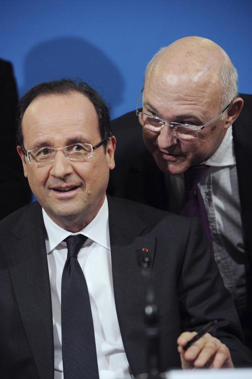 François Hollande et Michel Sapin lors de la signature d'un contrat de génération