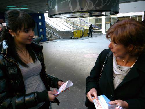 Sarah, presque 18 ans, et Lydie Sepval, militante MoDem