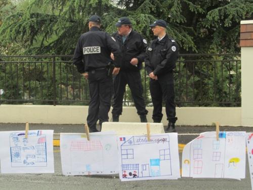 Policiers devant l&#039;école de Rubelles
