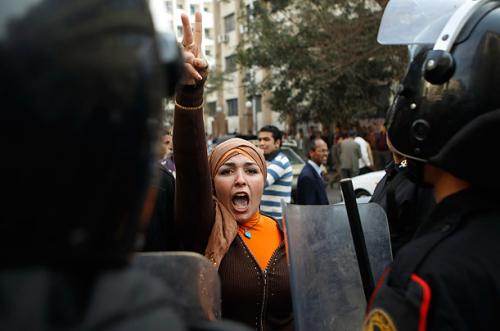 Manifestante défiant les militaires au Caire