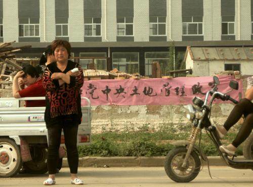 Les paysans de Baigou dressent des banderoles demandant aux autorités locales de s'en tenir à la loi. Comme celle-ci: "il faut r